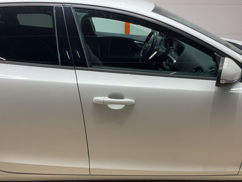 Volvo V40 2.0 D2 Momentum — zdjęcie 7