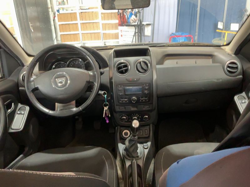 Dacia Duster 1.6 SCe Laureate 4x4 — zdjęcie 12