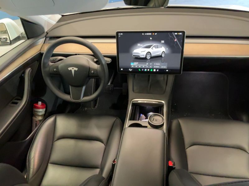 Tesla Model Y Standard Range — zdjęcie 12