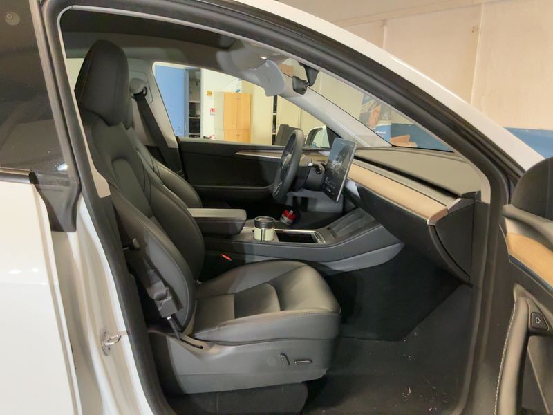 Tesla Model Y Standard Range — zdjęcie 11