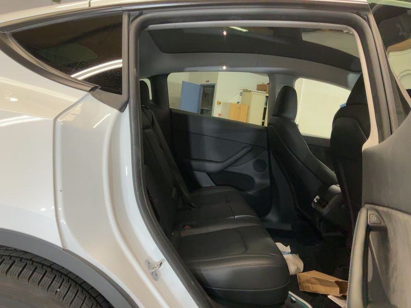 Tesla Model Y Standard Range — zdjęcie 14