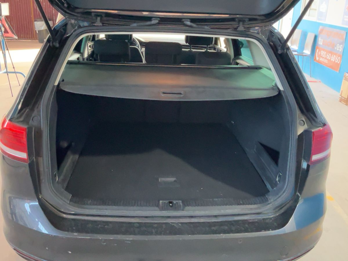 Volkswagen Passat 2019 — photo 16
