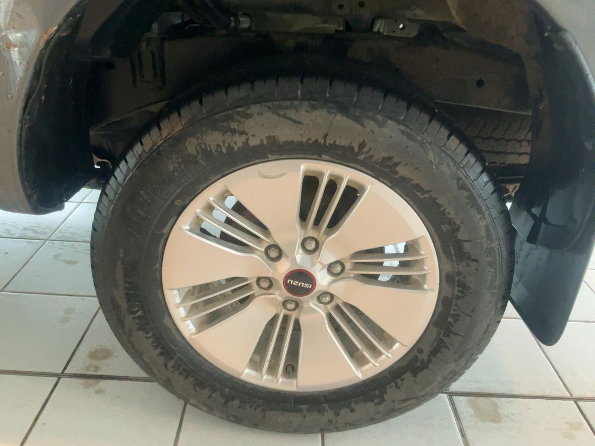 Isuzu D-MAX 2023 — photo 6