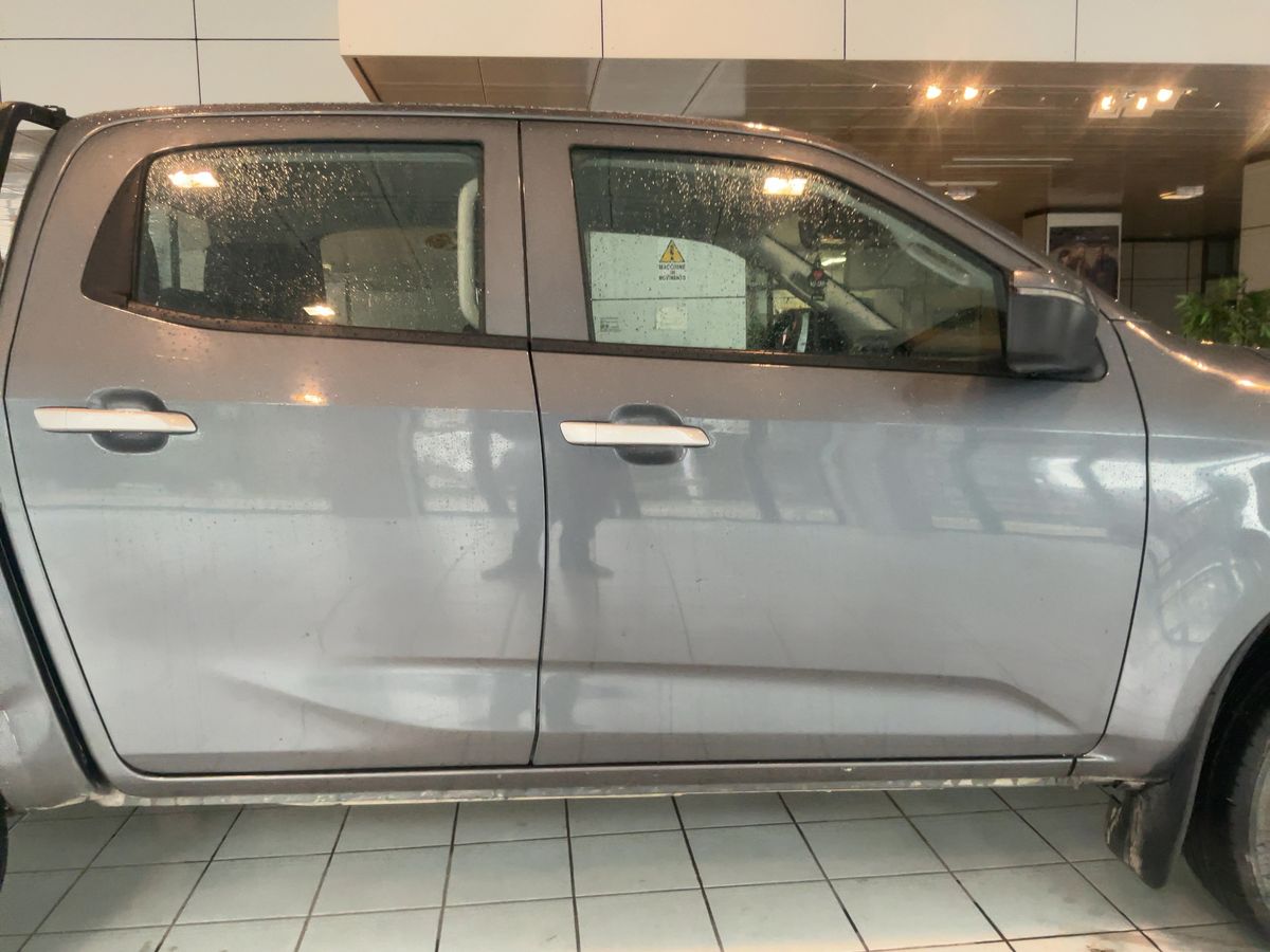 Isuzu D-MAX 2023 — photo 11