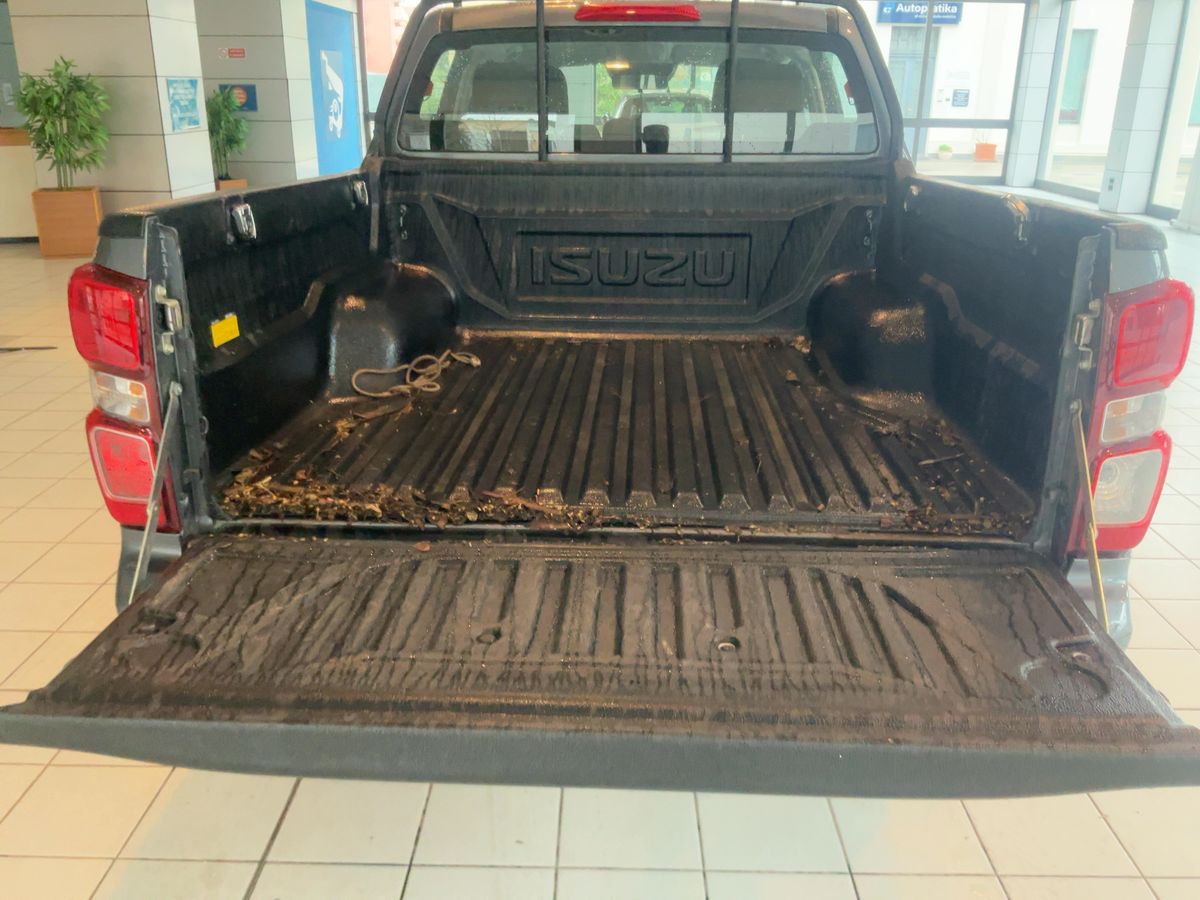 Isuzu D-MAX 2023 — photo 16