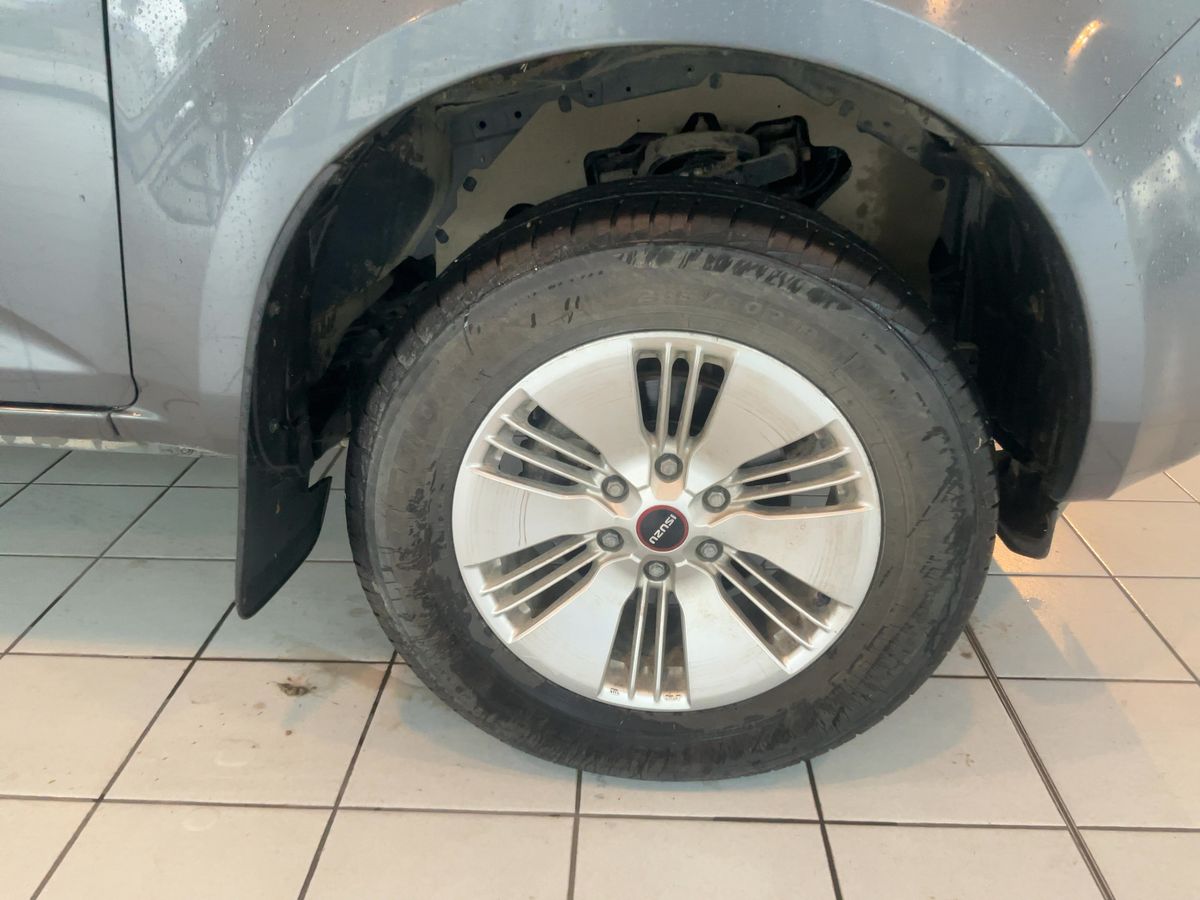Isuzu D-MAX 2023 — photo 12