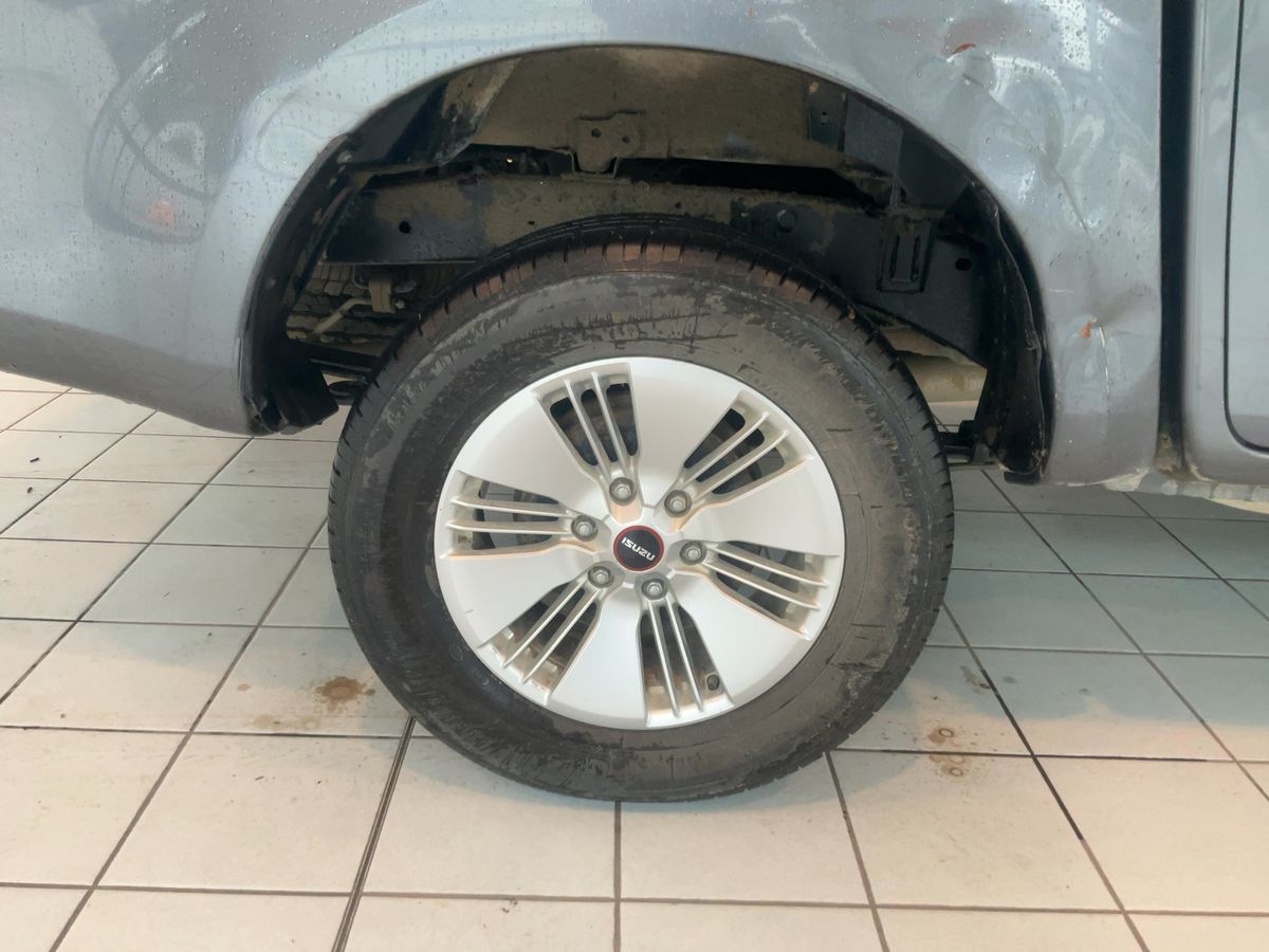 Isuzu D-MAX 2023 — photo 10