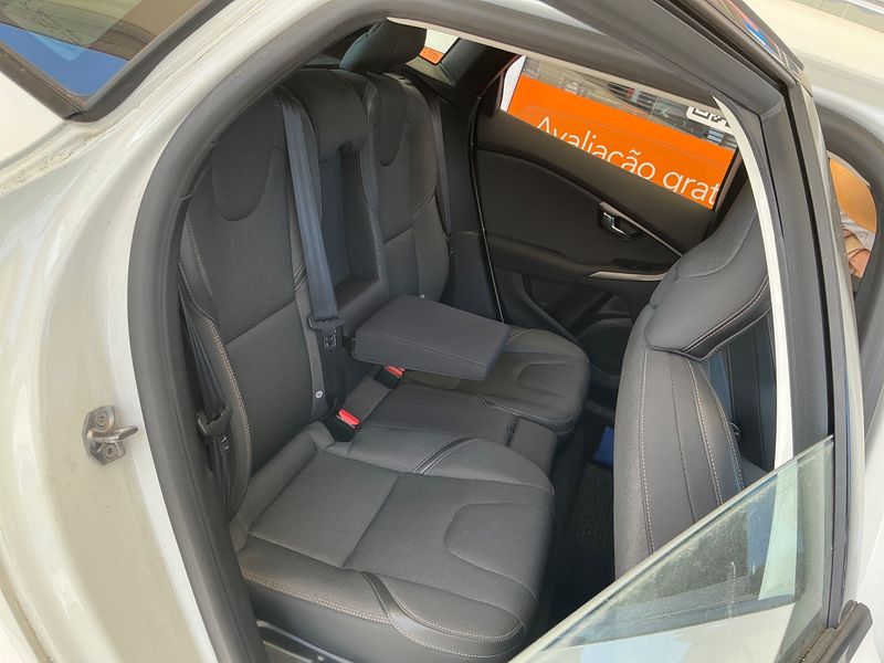 Volvo V40 Cross Country 2.0 D2 Momentum — zdjęcie 14