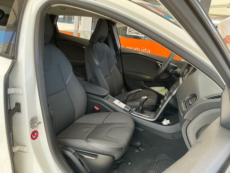 Volvo V40 Cross Country 2.0 D2 Momentum — zdjęcie 11