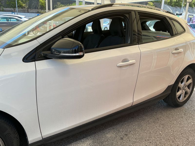 Volvo V40 Cross Country 2.0 D2 Momentum — zdjęcie 4