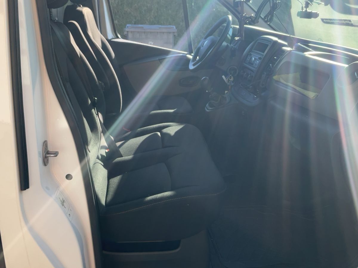 Renault Trafic 2017 — photo 17