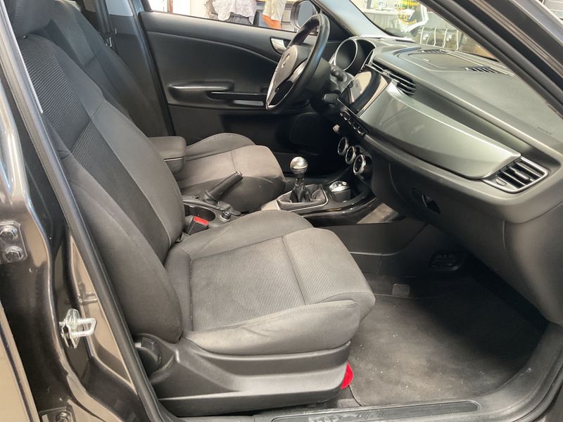 Alfa Romeo Giulietta 1.6 JTDM Turismo — zdjęcie 3