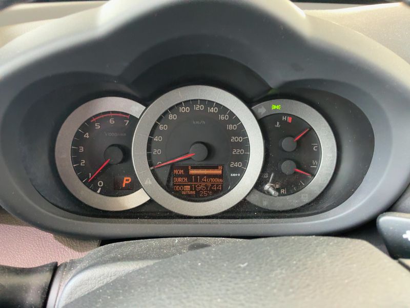 Toyota RAV 4 2.2 D-4D Executive 2011 – снимка 19
