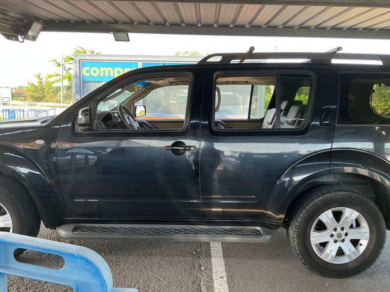 Nissan Pathfinder 2.5 dCi LE — zdjęcie 4