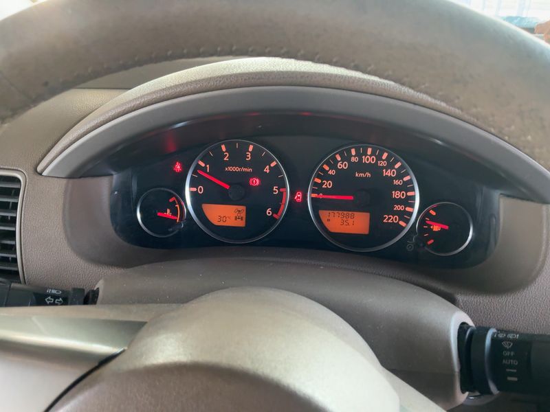 Nissan Pathfinder 2.5 dCi LE — zdjęcie 13