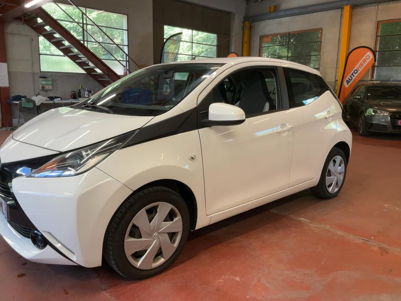 Toyota Aygo 1.0 X-Play — zdjęcie 2