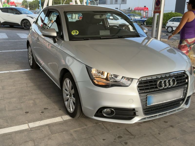 Audi A1 1.6 TDI Attraction — zdjęcie 8