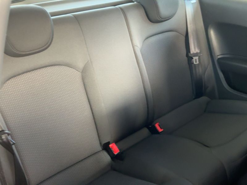 Audi A1 1.6 TDI Attraction — zdjęcie 14