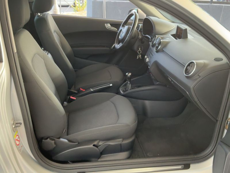 Audi A1 1.6 TDI Attraction — zdjęcie 11