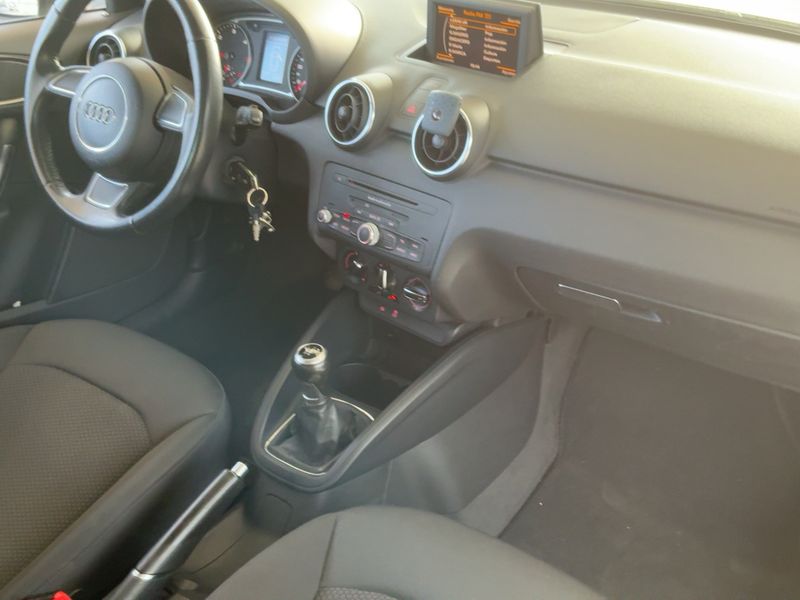 Audi A1 1.6 TDI Attraction — zdjęcie 12
