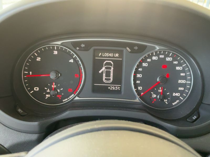 Audi A1 1.6 TDI Attraction — zdjęcie 13