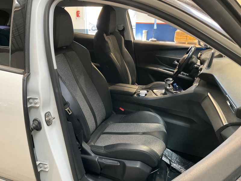 Peugeot 3008 1.2 PureTech Allure Business photo Peugeot 3008 1.2 PureTech Allure Business