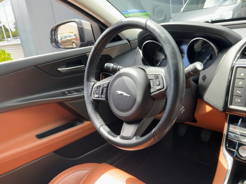 Jaguar XE 20d E-Performance Portfolio — zdjęcie 13