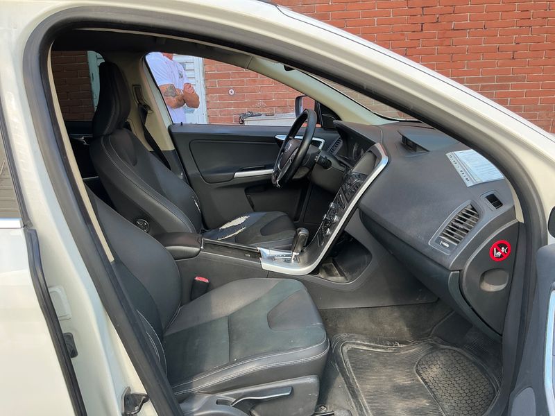 Volvo XC60 2.4 D4 Momentum AWD — zdjęcie 3