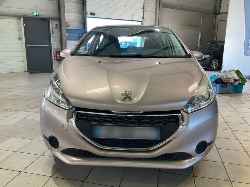 Peugeot 208 1.4 HDi Active — zdjęcie 9