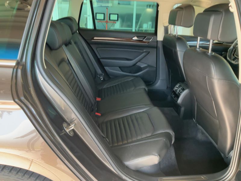 Volkswagen Passat 2.0 TDI Highline 4Motion BlueMotion Tech — zdjęcie 14