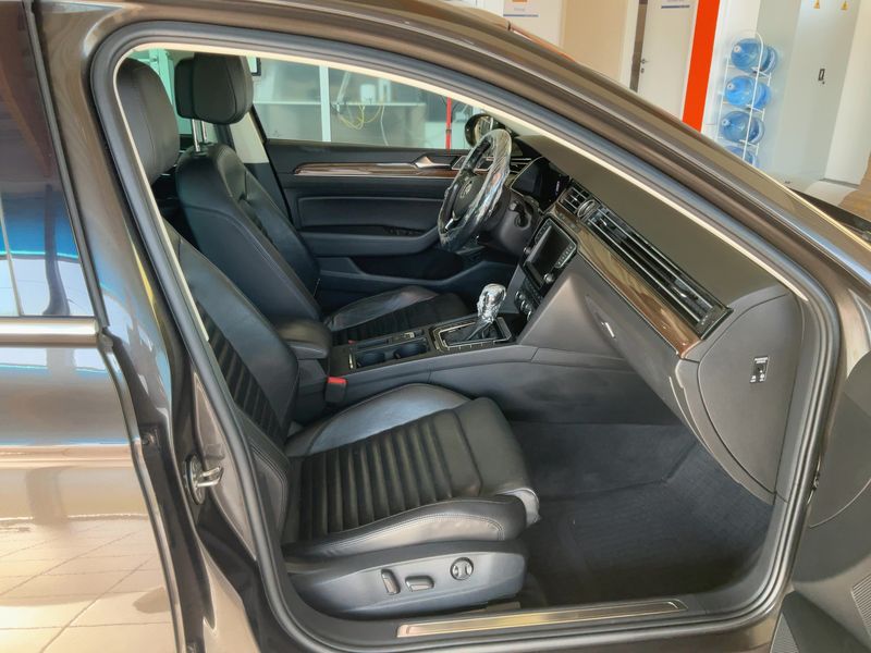 Volkswagen Passat 2.0 TDI Highline 4Motion BlueMotion Tech — zdjęcie 11