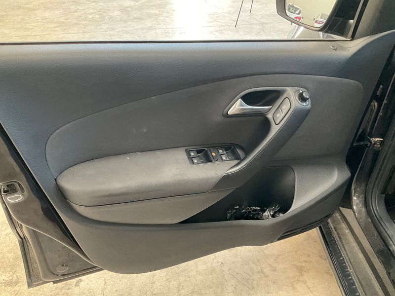 Volkswagen Polo 1.6 TDI Sport by R-Line 2014 – снимка 25