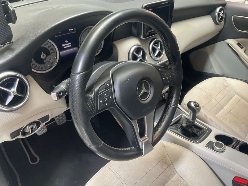 Mercedes-Benz A-Klasse A 200 BlueEfficiency Urban 2015 – снимка 28
