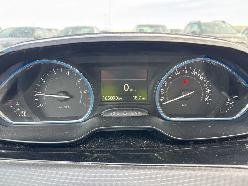 Peugeot 2008 1.2 PureTech Allure — zdjęcie 12