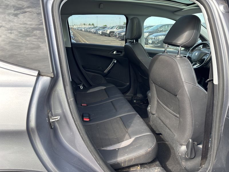 Peugeot 2008 1.2 PureTech Allure — zdjęcie 14