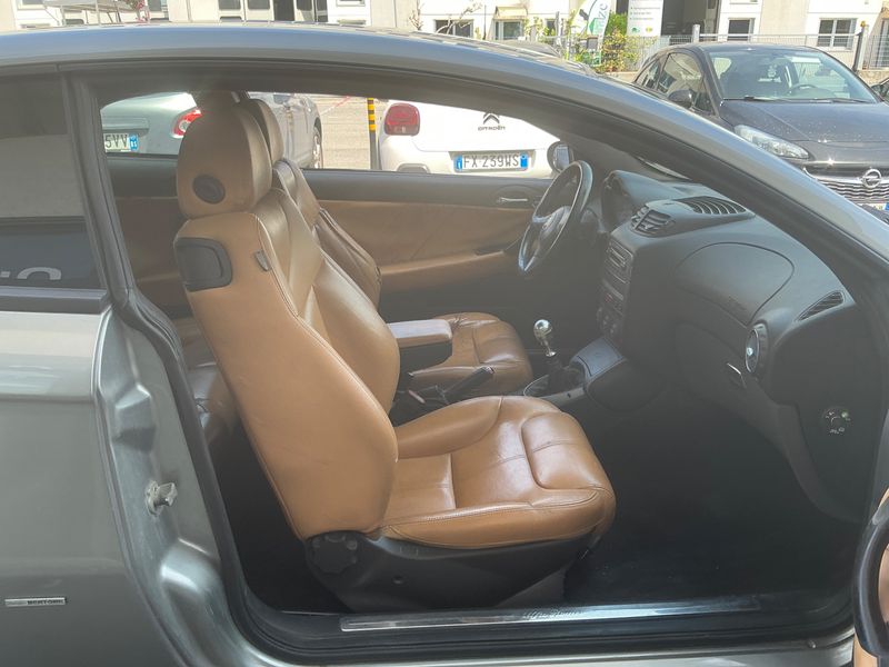Alfa Romeo Alfa GT 1.9 JTD M-Jet Distinctive — zdjęcie 3