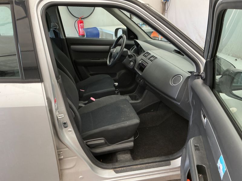 Suzuki Swift 1.3 Comfort — zdjęcie 3