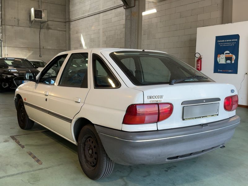 Ford Escort 1.4 CLX — zdjęcie 3