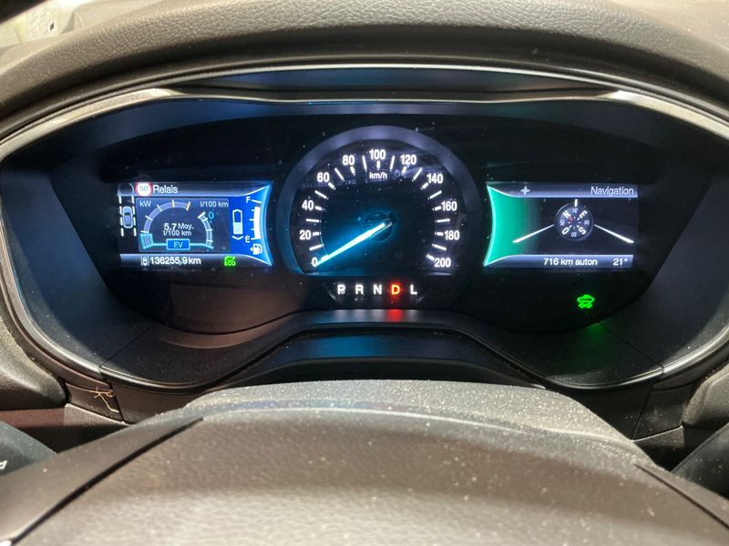 Ford Mondeo 2.0 Hybrid Titanium — zdjęcie 13