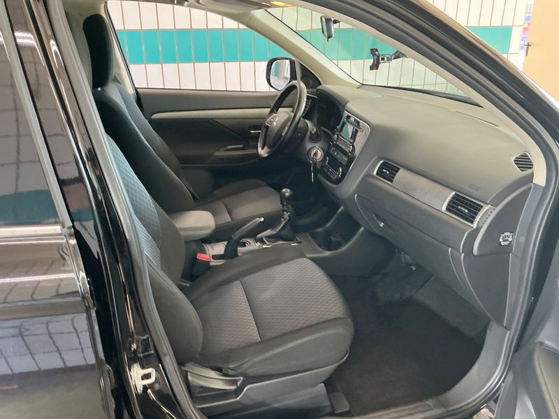 Mitsubishi Outlander 2.2 DI-D Invite ClearTec 2WD — zdjęcie 3