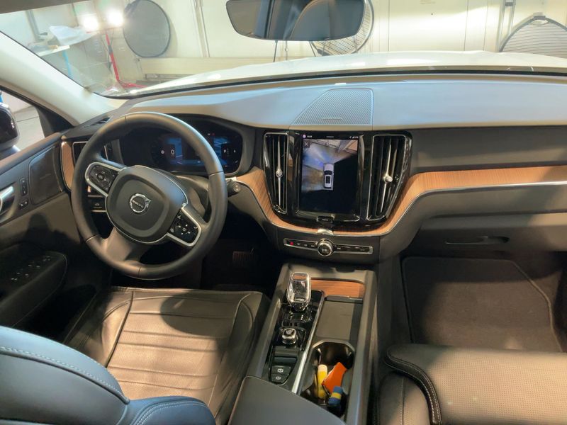 Volvo XC60 2.0 B4 Mild-Hybrid Plus Dark 2WD — zdjęcie 12