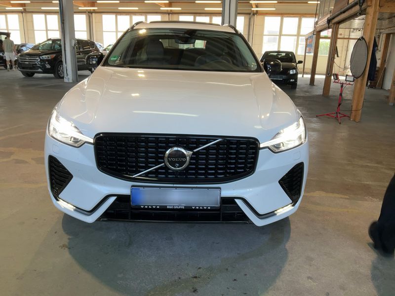 Volvo XC60 2.0 B4 Mild-Hybrid Plus Dark 2WD — zdjęcie 9