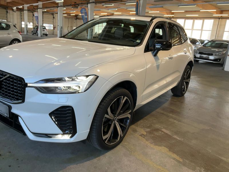Volvo XC60 2.0 B4 Mild-Hybrid Plus Dark 2WD — zdjęcie 2