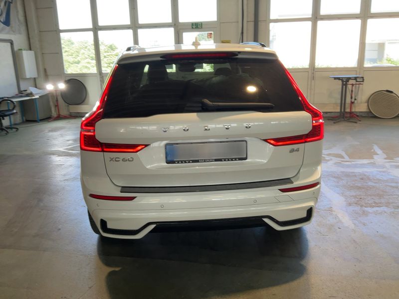 Volvo XC60 2.0 B4 Mild-Hybrid Plus Dark 2WD — zdjęcie 5