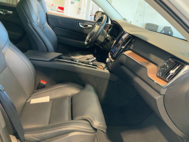 Volvo XC60 2.0 B4 Mild-Hybrid Plus Dark 2WD — zdjęcie 11