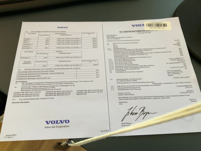 Volvo XC60 2.0 B4 Mild-Hybrid Plus Dark 2WD — zdjęcie 16