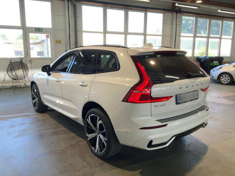 Volvo XC60 2.0 B4 Mild-Hybrid Plus Dark 2WD — zdjęcie 3