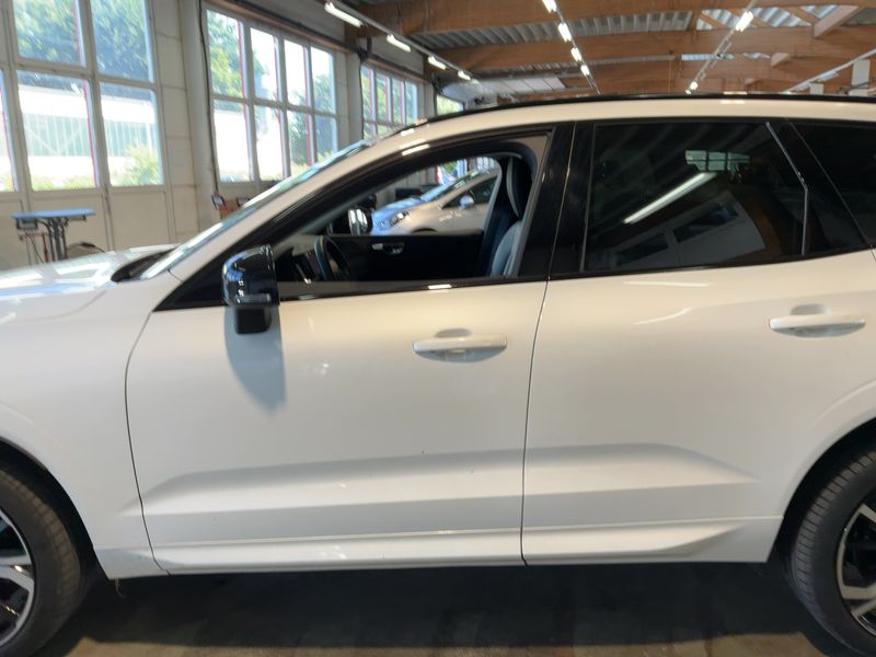 Volvo XC60 2.0 B4 Mild-Hybrid Plus Dark 2WD — zdjęcie 4