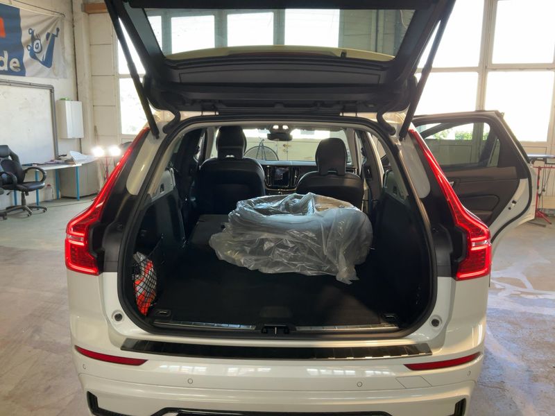 Volvo XC60 2.0 B4 Mild-Hybrid Plus Dark 2WD — zdjęcie 10