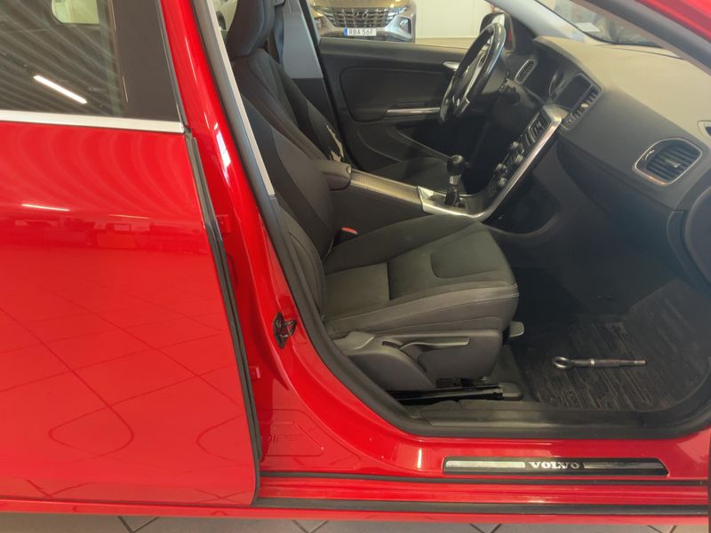 Volvo V60 1.6 T3 Momentum — zdjęcie 11